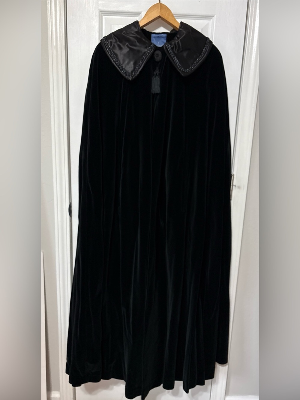 Vtg. 1970βs Or 1980βs Black Velvet Evening Cape/Cloak Opera Poncho Beaded Collar